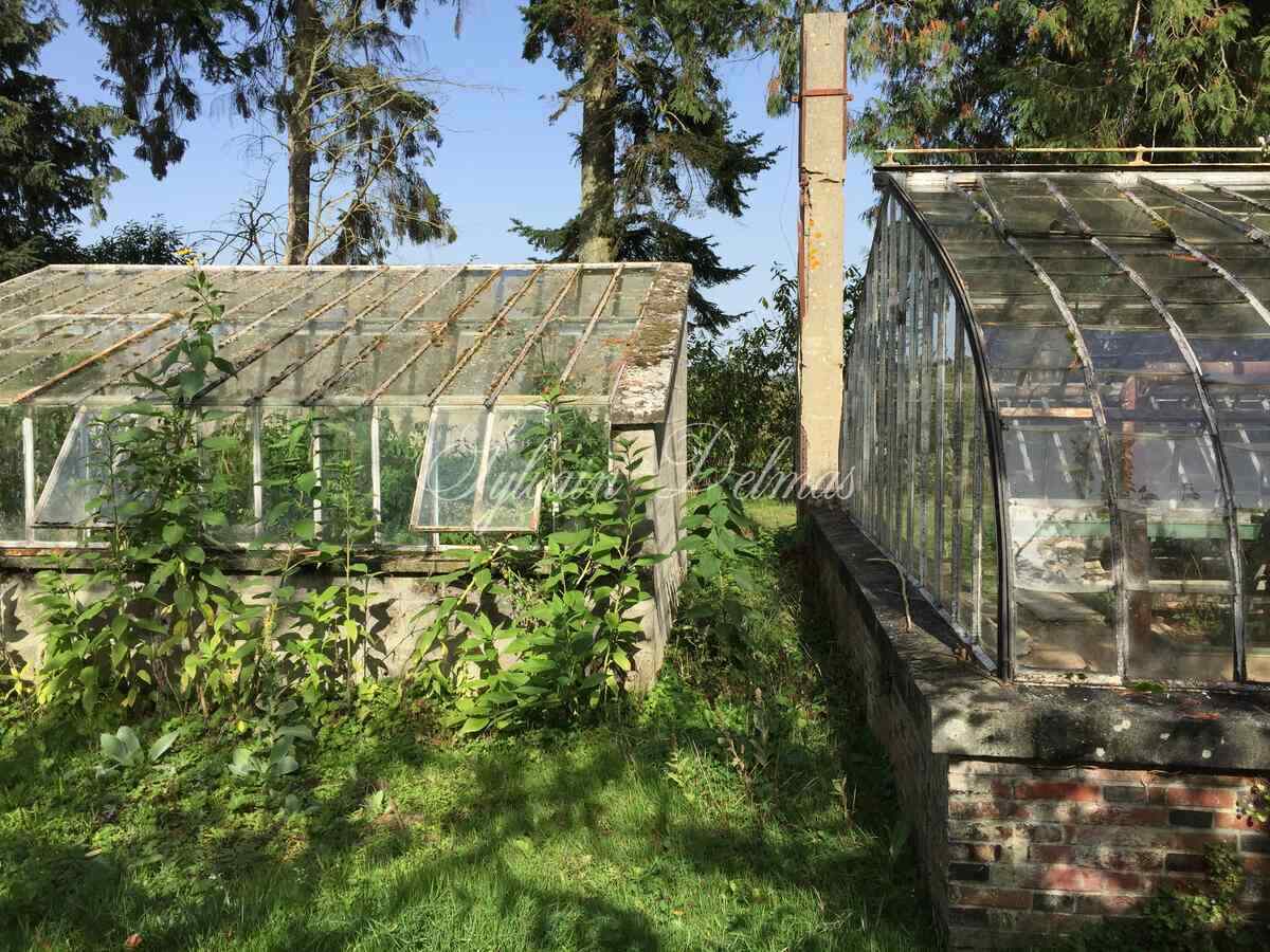 Majestueux château de style Renaissance perché sur un rocher en Suisse Normande.