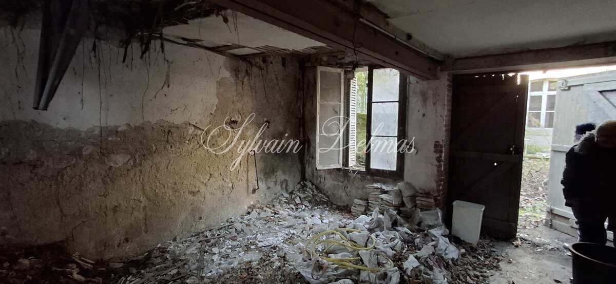 Rénovez cette maison de 143 m2 avec dépendances et deux jardins dans Tours.