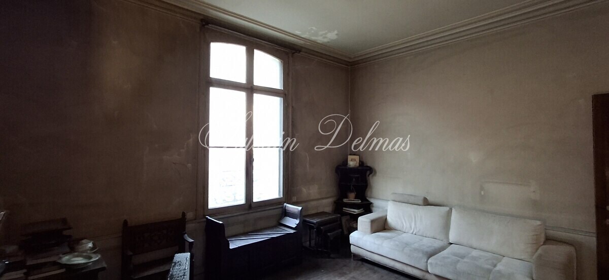 Rénovez cette maison de 143 m2 avec dépendances et deux jardins dans Tours.