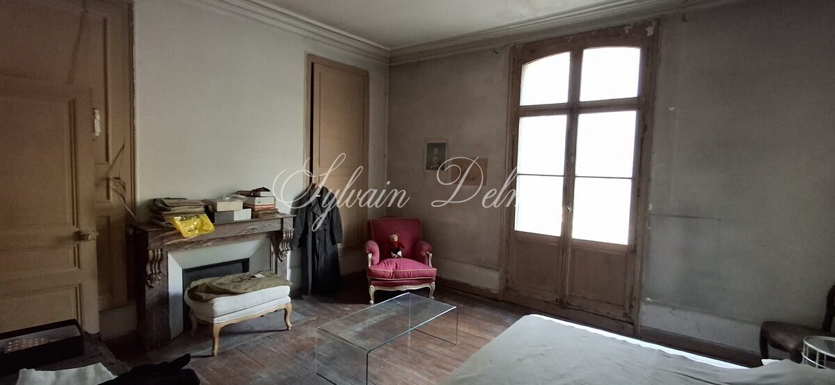 Rénovez cette maison de 143 m2 avec dépendances et deux jardins dans Tours.