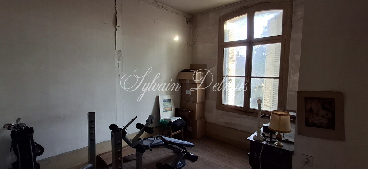 Rénovez cette maison de 143 m2 avec dépendances et deux jardins dans Tours.