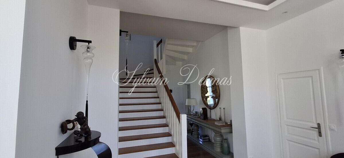 Magnifique château prêt à emménager, a 20min de Tours ! Prenez simplement les clés et installez-vous...