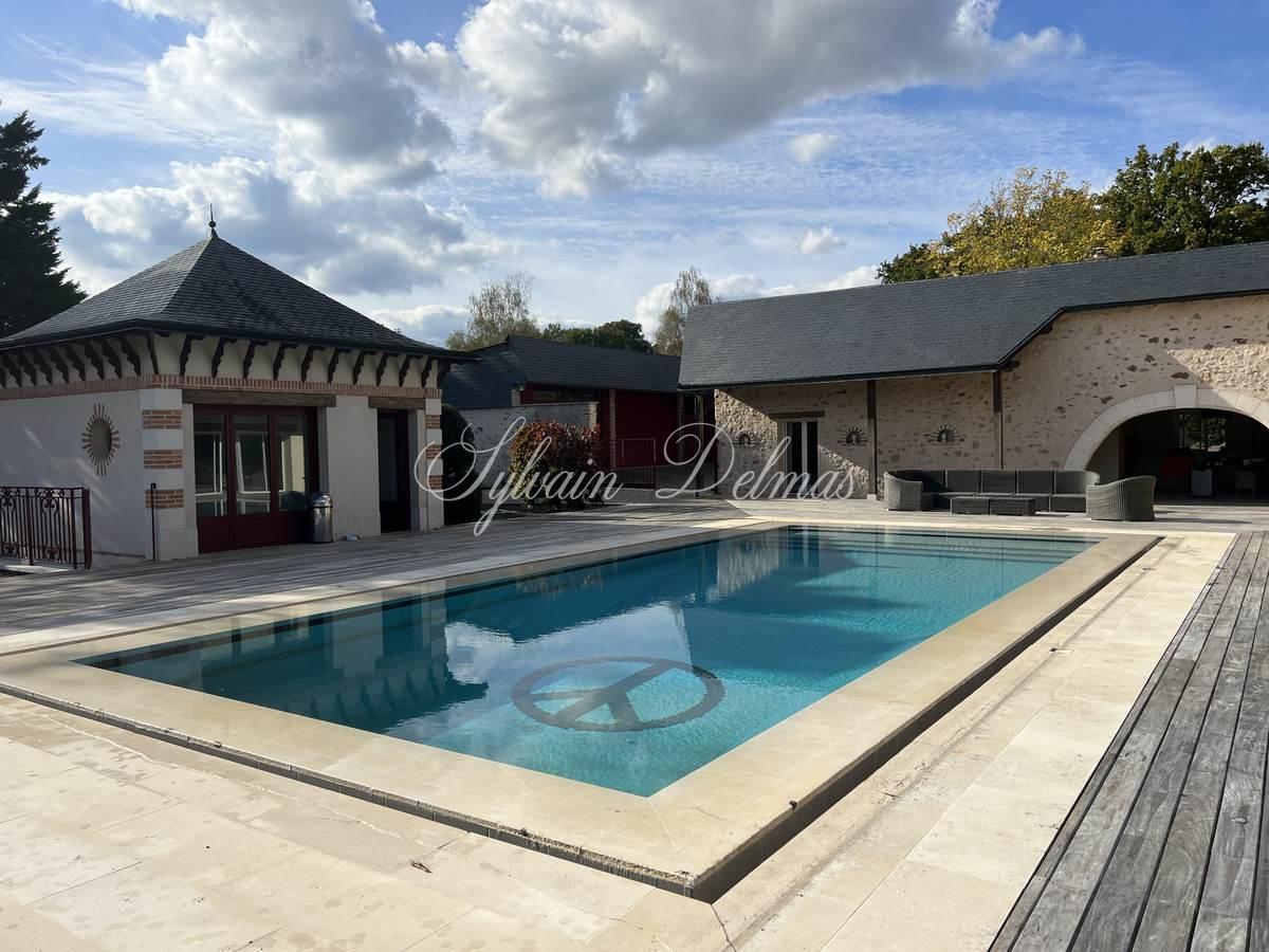 VILLA D ARCHITECTE  576m² avec dépendances du XIX° PROCHE D4UN GOLF