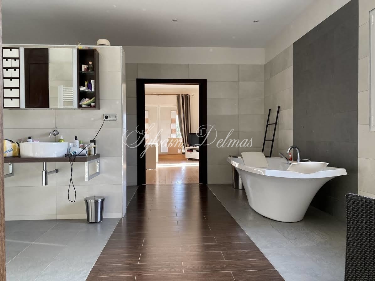 VILLA D ARCHITECTE  576m² avec dépendances du XIX° PROCHE D4UN GOLF