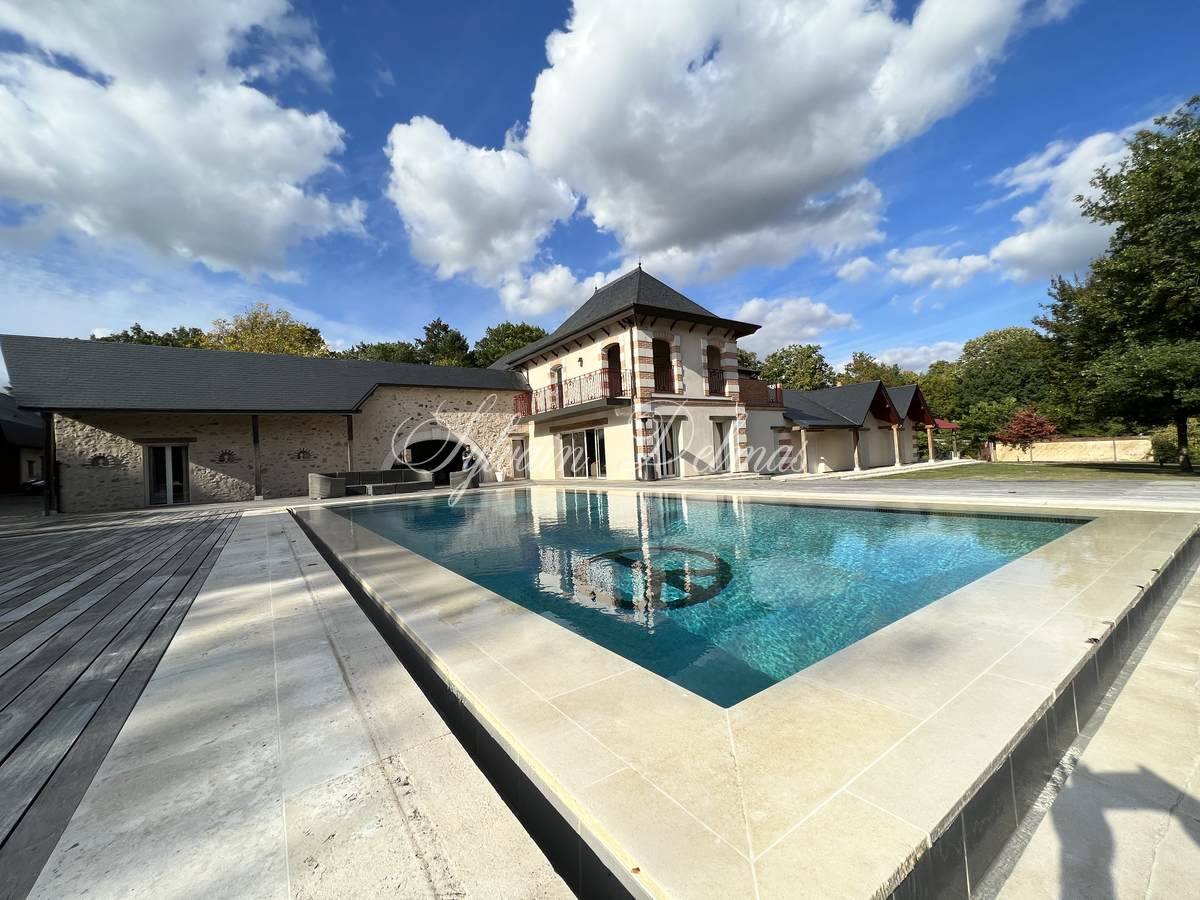 VILLA D ARCHITECTE  576m² avec dépendances du XIX° PROCHE D4UN GOLF
