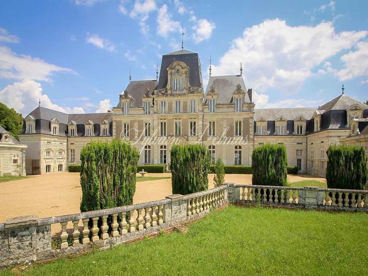 Château — Chateau XVIIIe proche d'ANGERS - 1900 m² - 24 chambres
