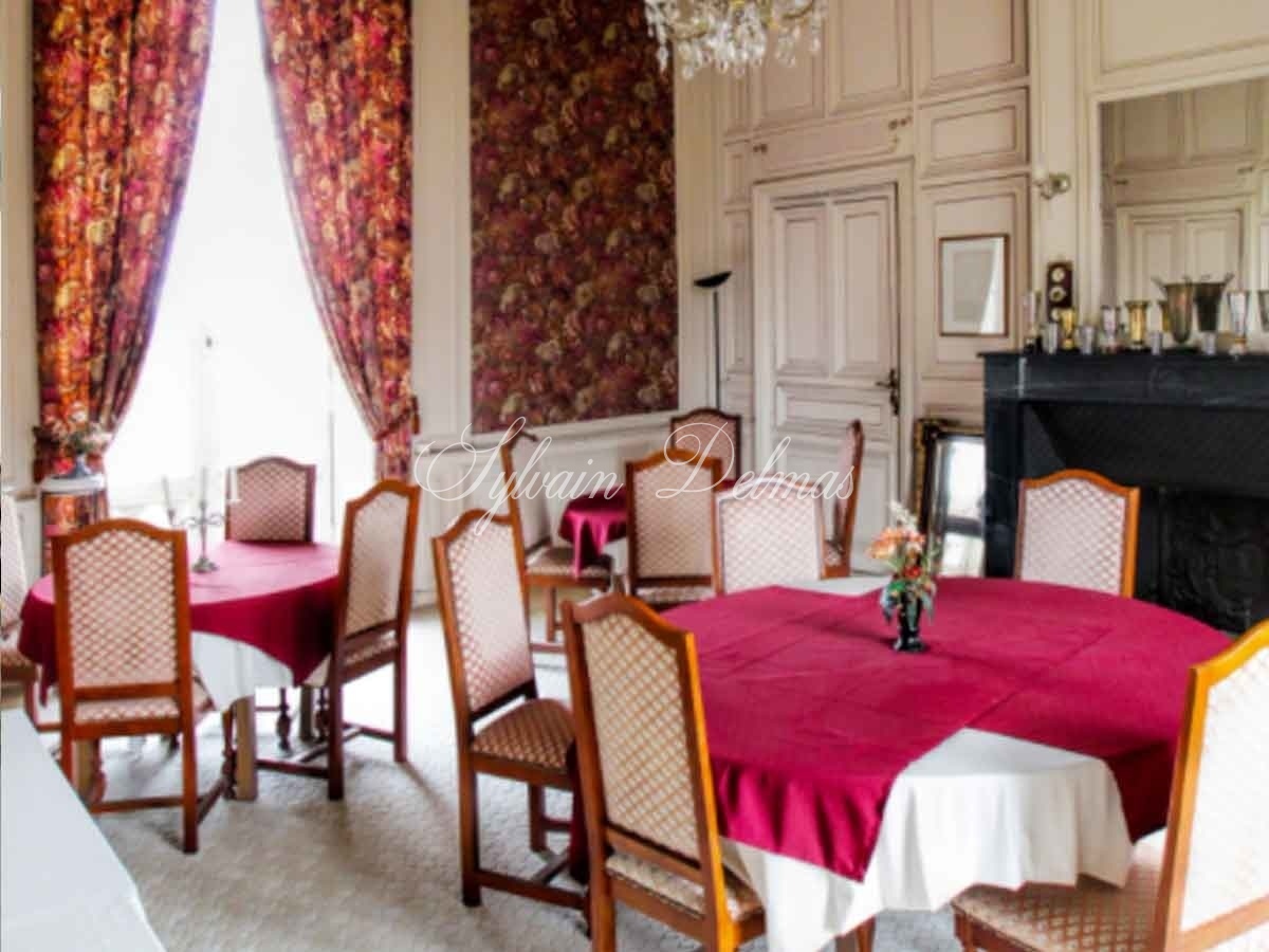 Château — Chateau XVIIIe proche d'ANGERS - 1900 m² - 24 chambres