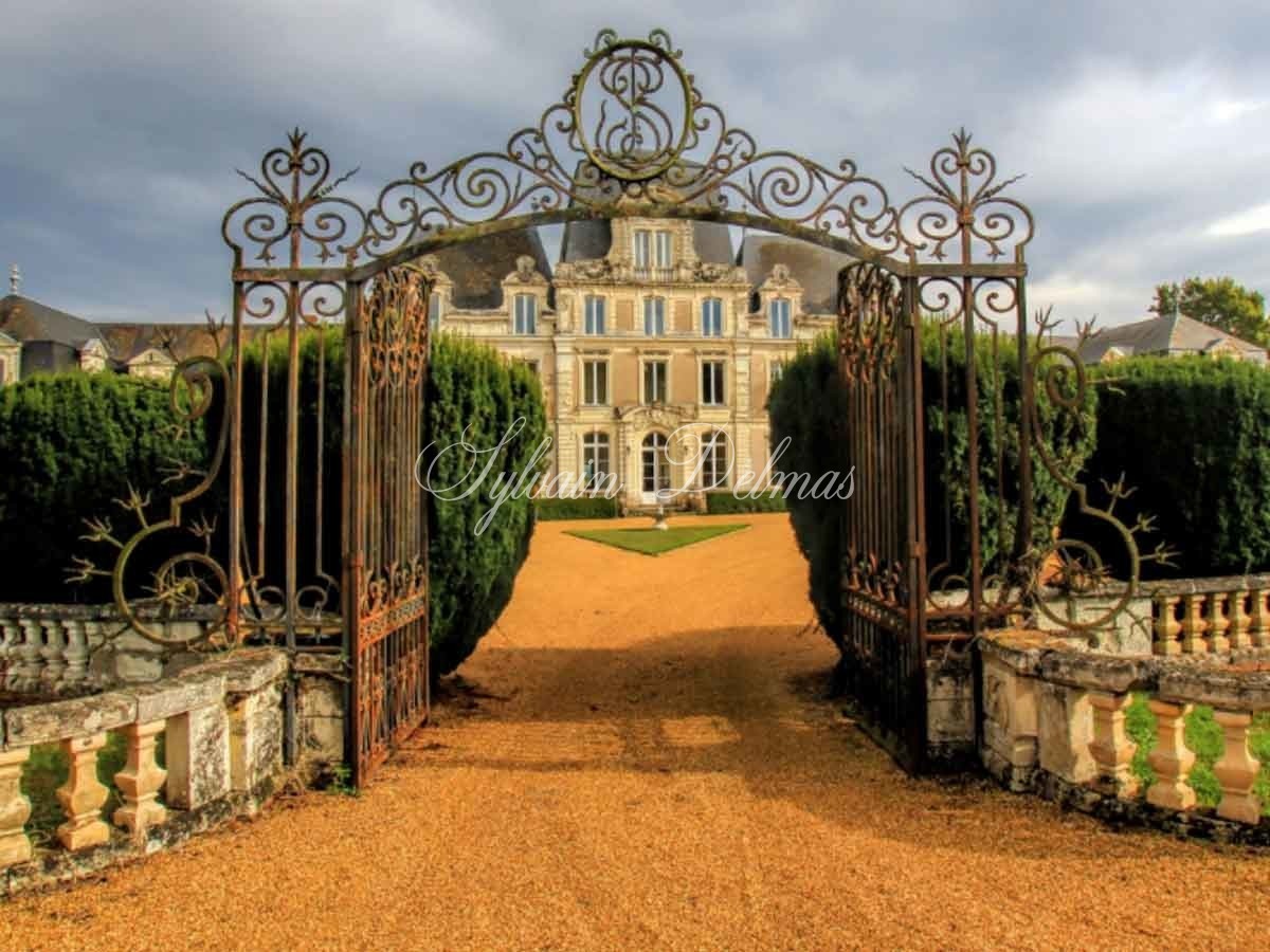 Château — Chateau XVIIIe proche d'ANGERS - 1900 m² - 24 chambres