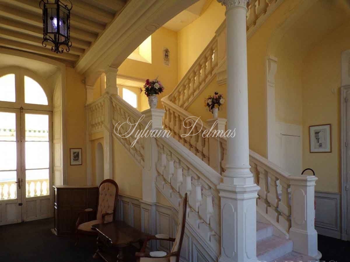 Château — Chateau XVIIIe proche d'ANGERS - 1900 m² - 24 chambres
