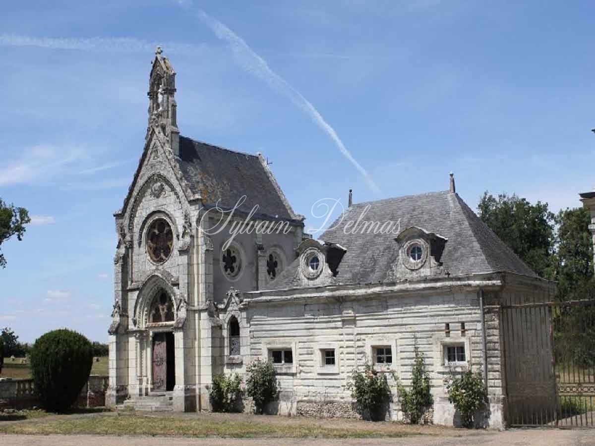 Château — Chateau XVIIIe proche d'ANGERS - 1900 m² - 24 chambres