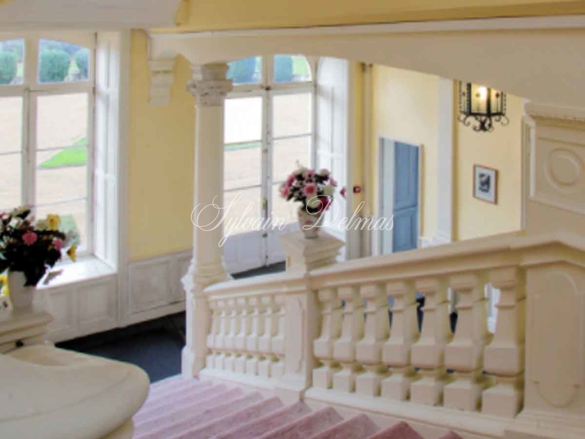 Château — Chateau XVIIIe proche d'ANGERS - 1900 m² - 24 chambres