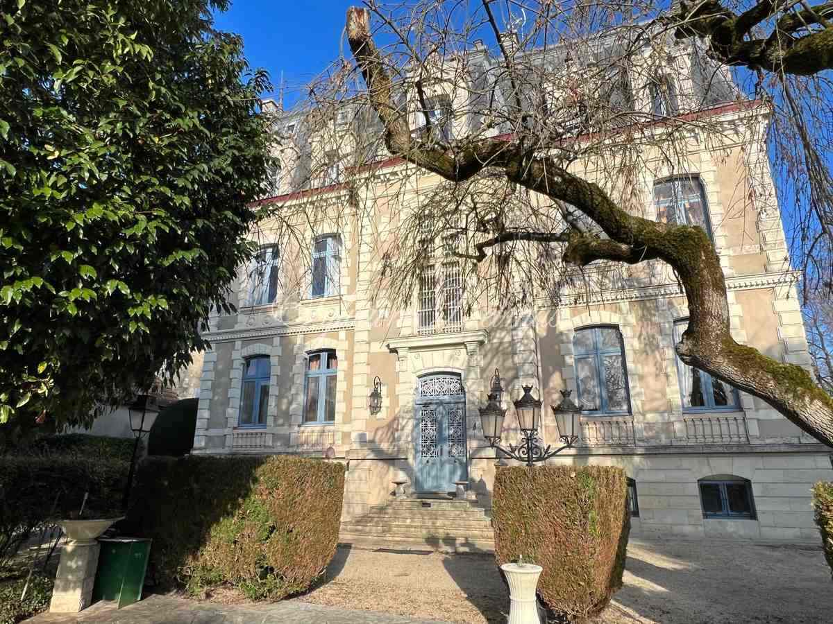 Château — Chateau avec complexe hôtelier et camping - 30min de Tours