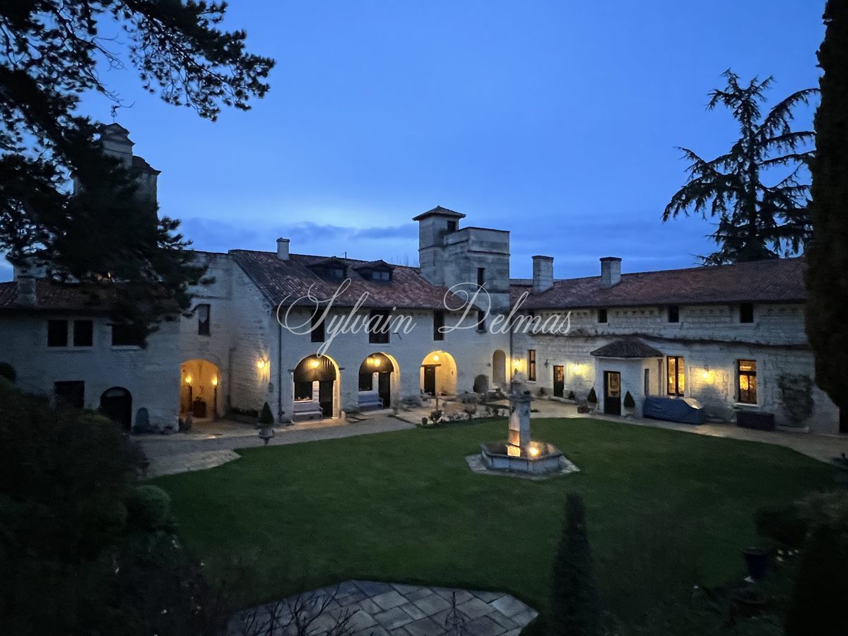 Château médiéval entièrement restauré