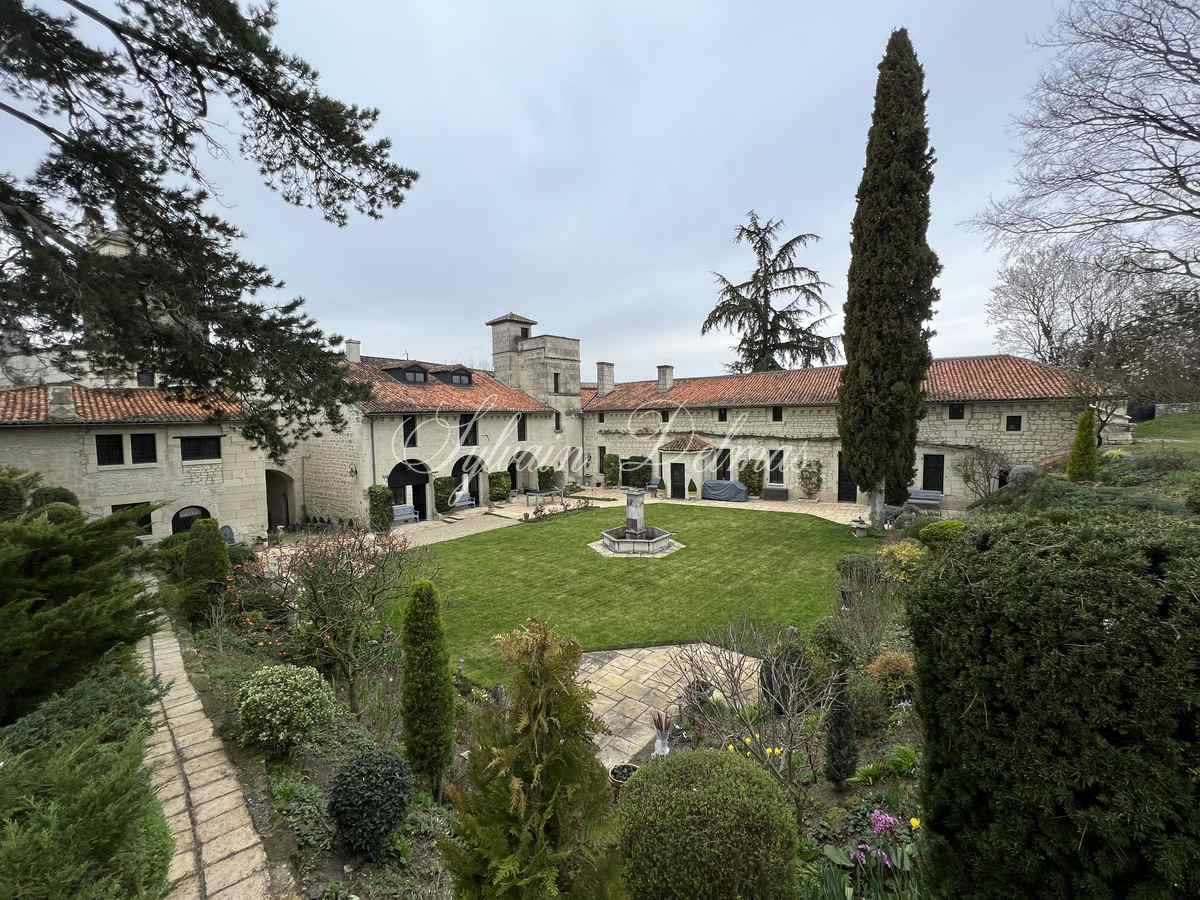 Château médiéval entièrement restauré