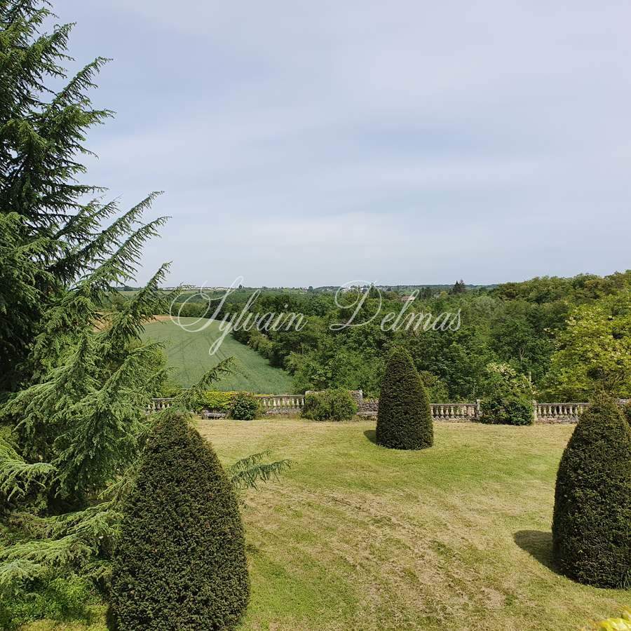 Château XVII et XIX° restauré en activité séminaires mariages