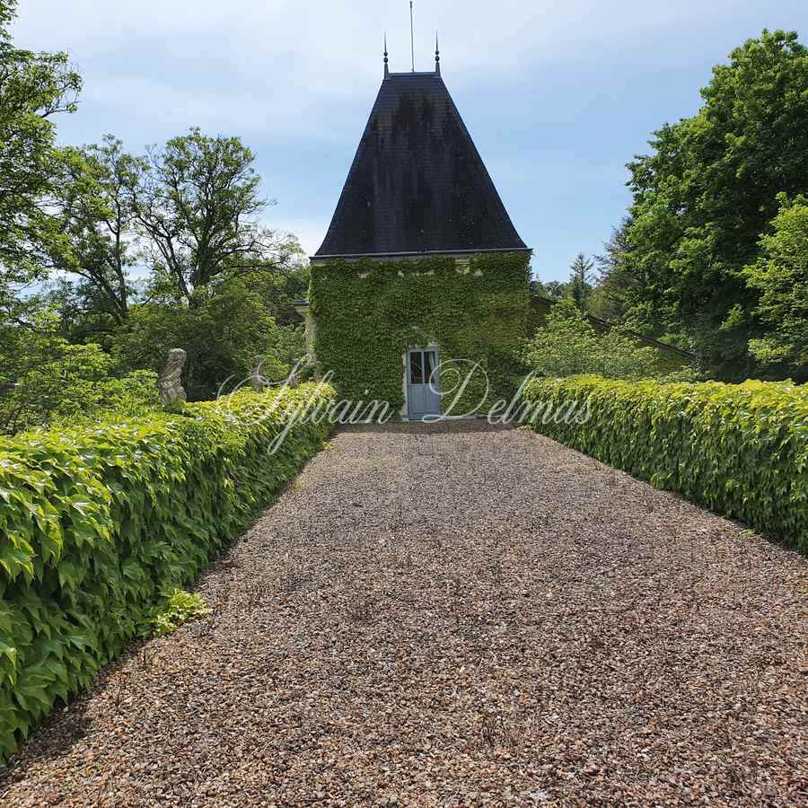 Château XVII et XIX° restauré en activité séminaires mariages