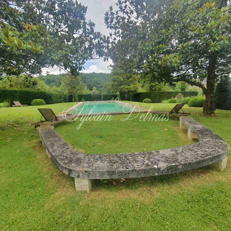Château historique du XVI -ème sur 62 hectares