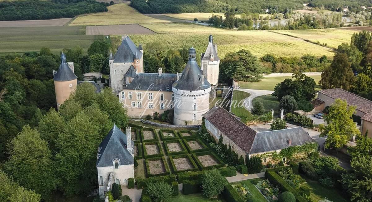 Château historique du XVI -ème sur 62 hectares
