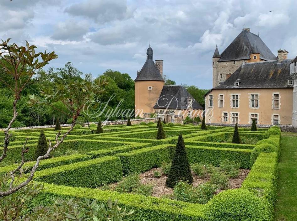 Château historique du XVI -ème sur 62 hectares