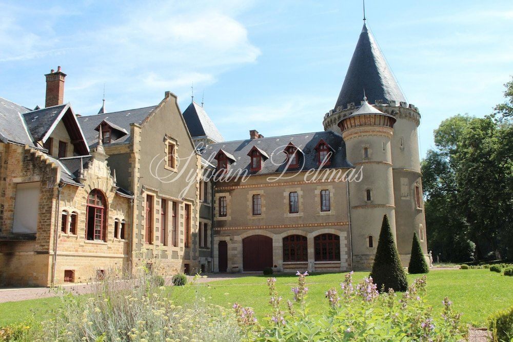 Château du XV / XVIII et XIXème à la jonction des régions Bourgogne et Auvergne