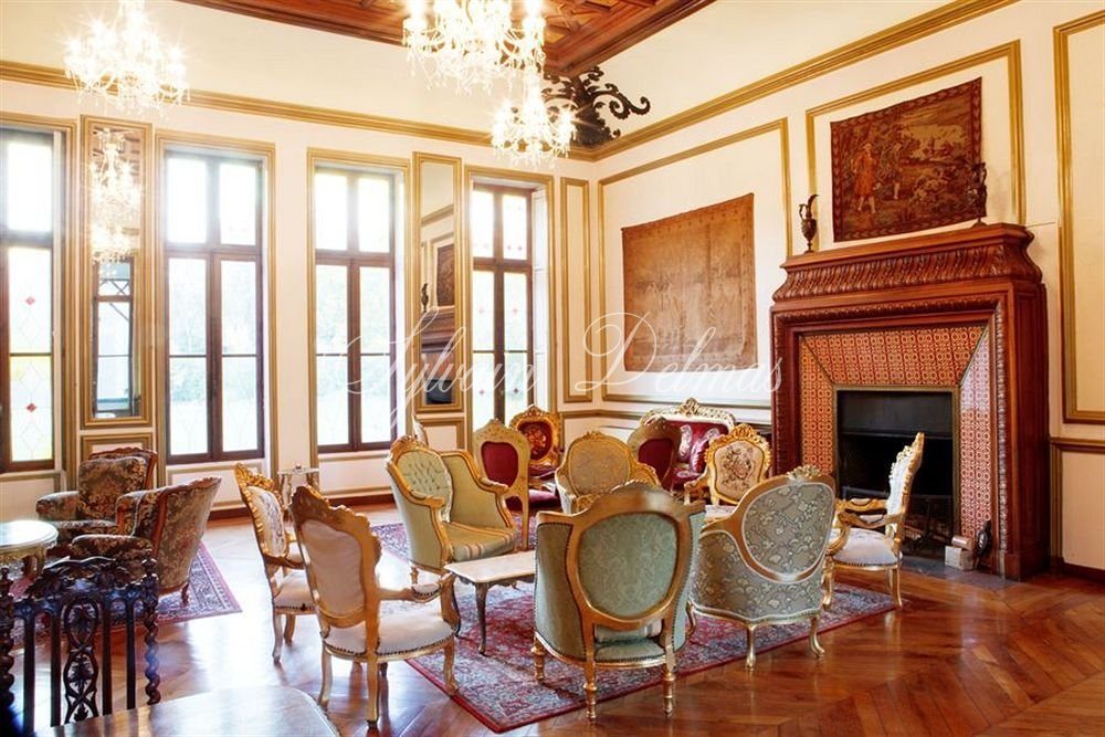 Château du XV / XVIII et XIXème à la jonction des régions Bourgogne et Auvergne