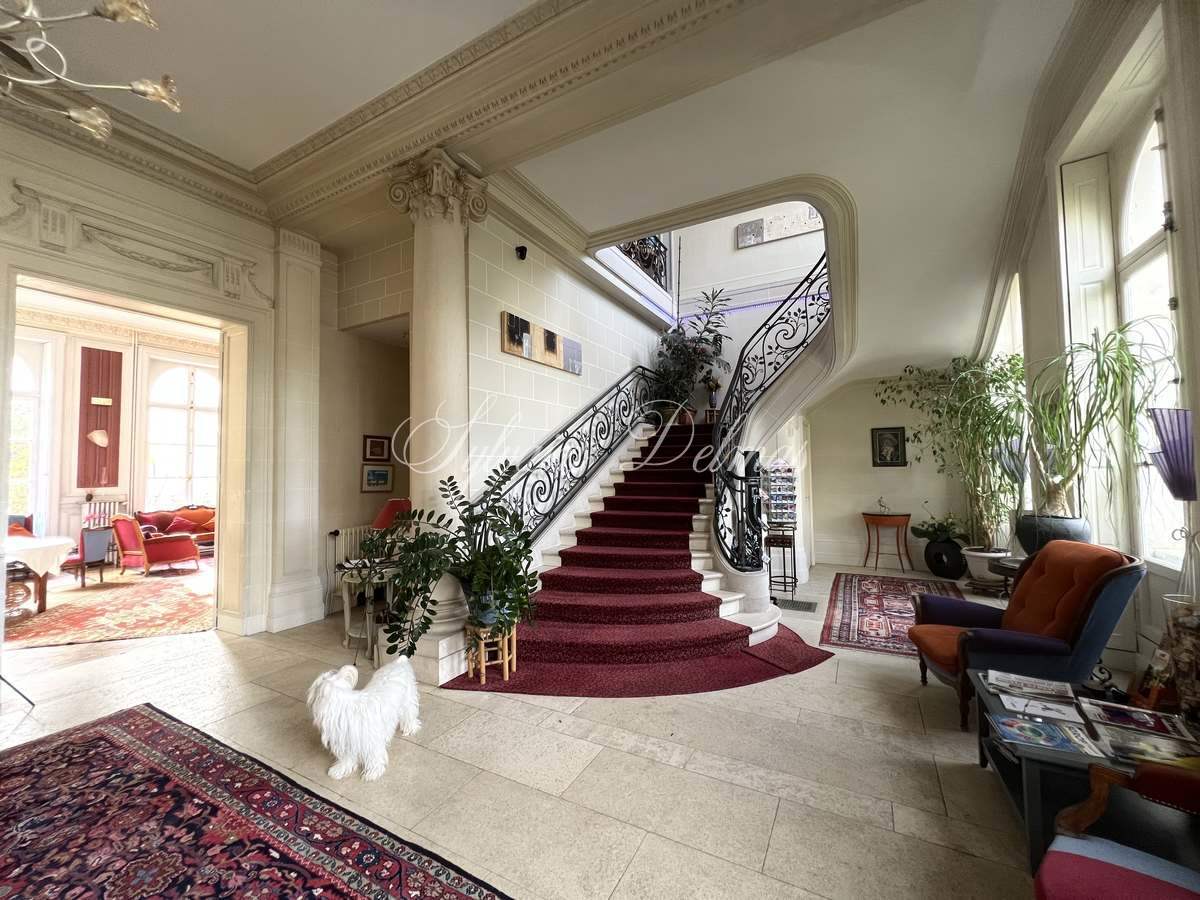 Rare hôtel particulier du XIX ème avec dépendances, 2000 M² sur un parc de 4700 m² en ville !!