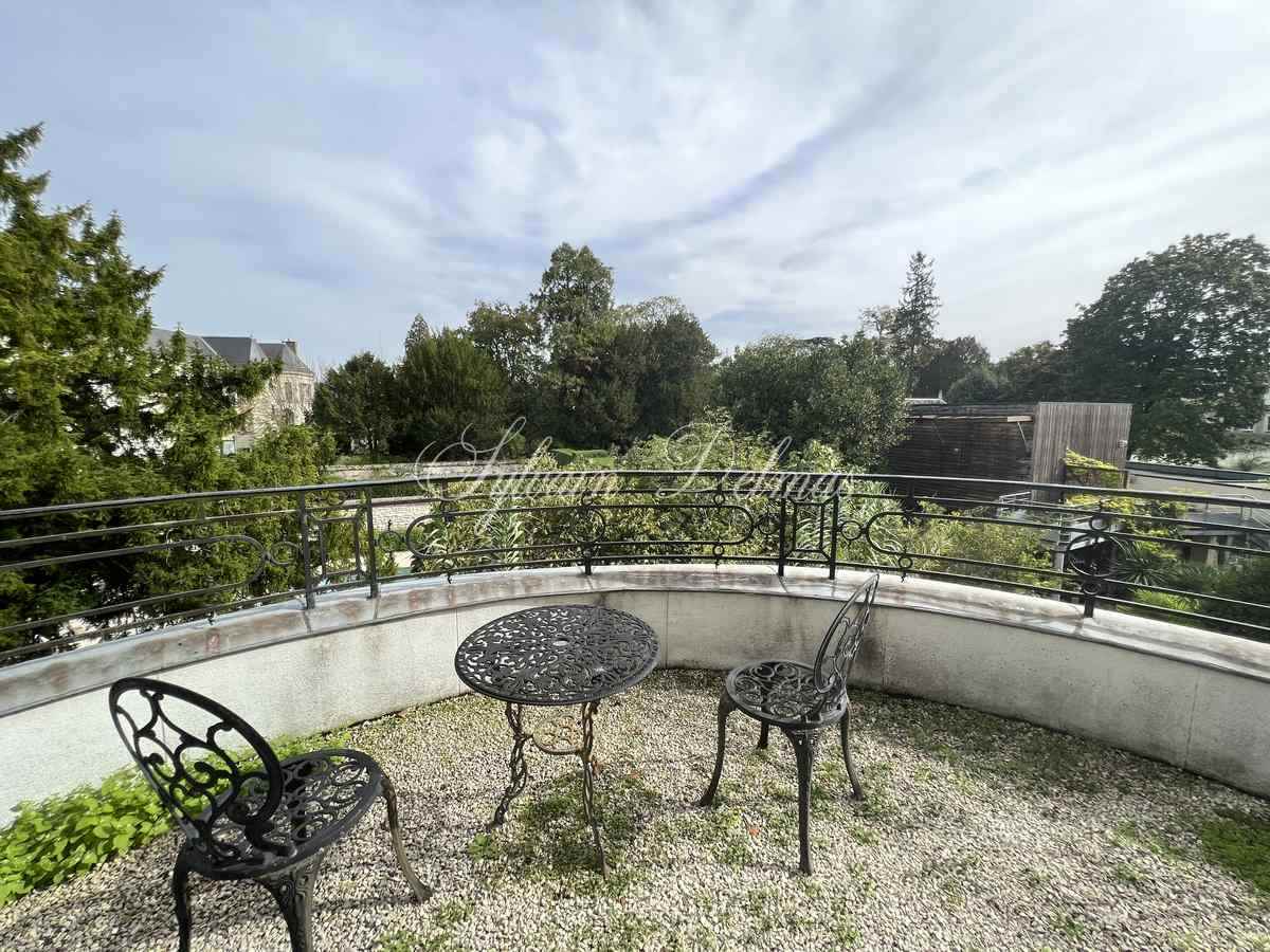 Rare hôtel particulier du XIX ème avec dépendances, 2000 M² sur un parc de 4700 m² en ville !!