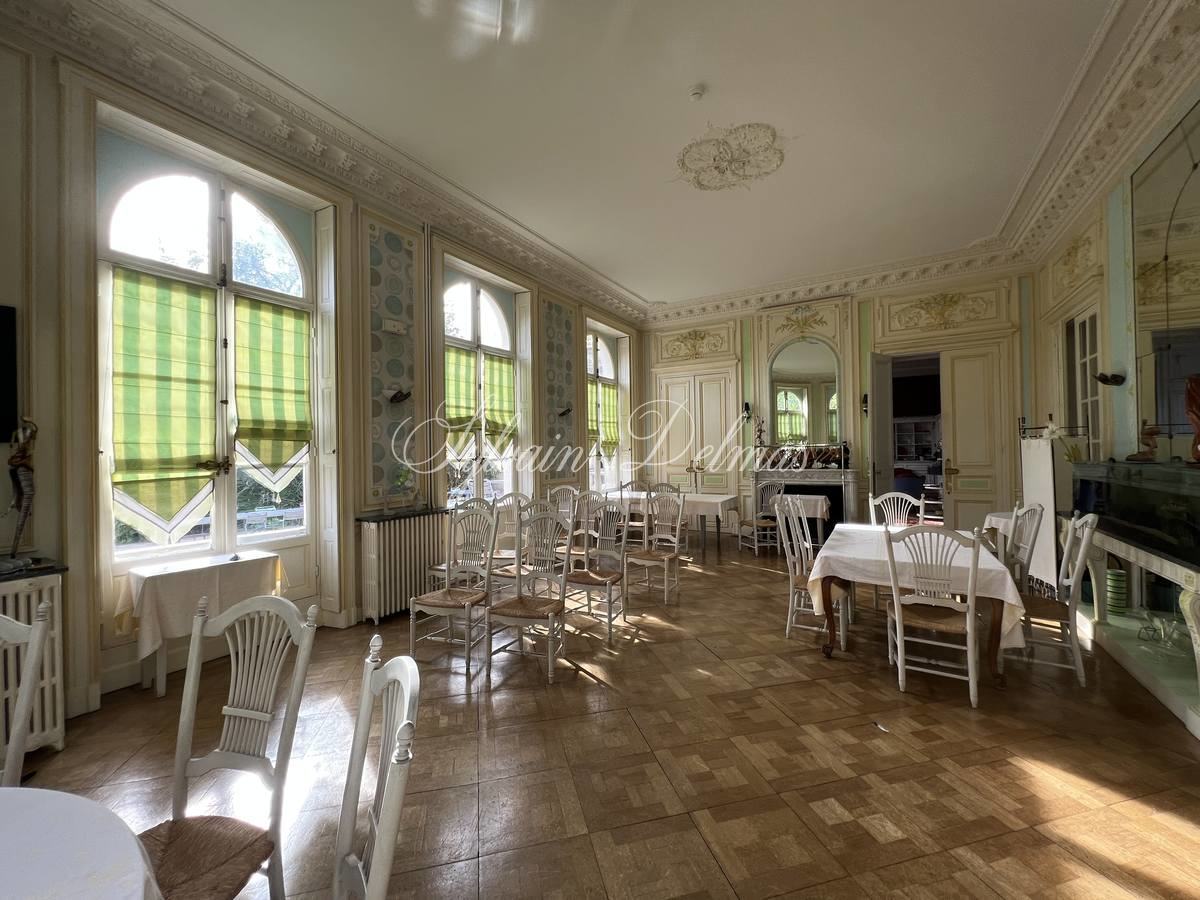 Rare hôtel particulier du XIX ème avec dépendances, 2000 M² sur un parc de 4700 m² en ville !!