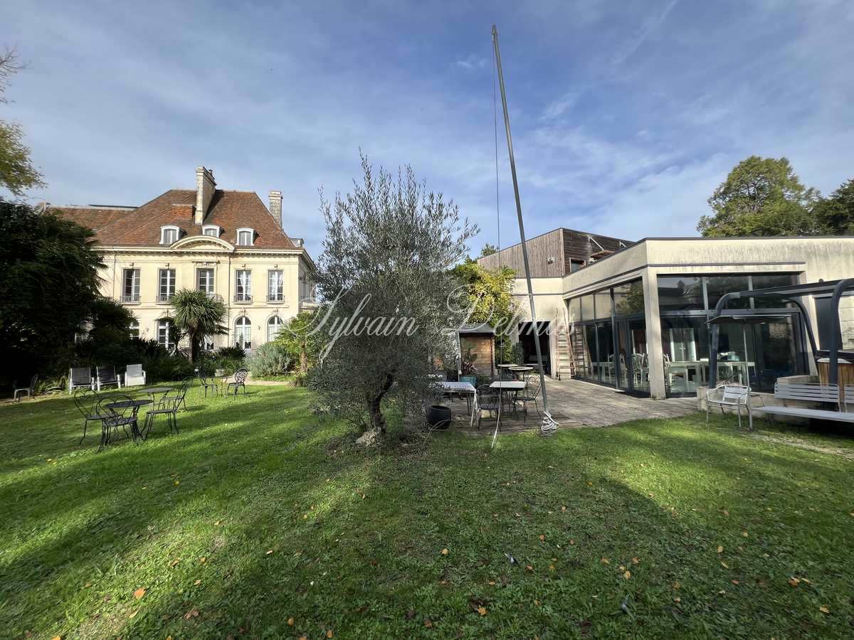 Rare hôtel particulier du XIX ème avec dépendances, 2000 M² sur un parc de 4700 m² en ville !!