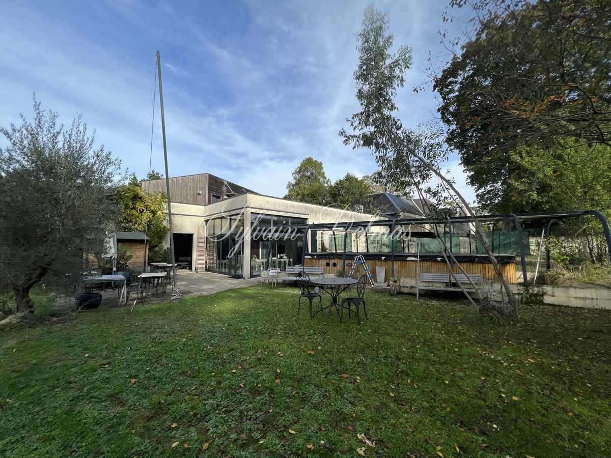 Rare hôtel particulier du XIX ème avec dépendances, 2000 M² sur un parc de 4700 m² en ville !!