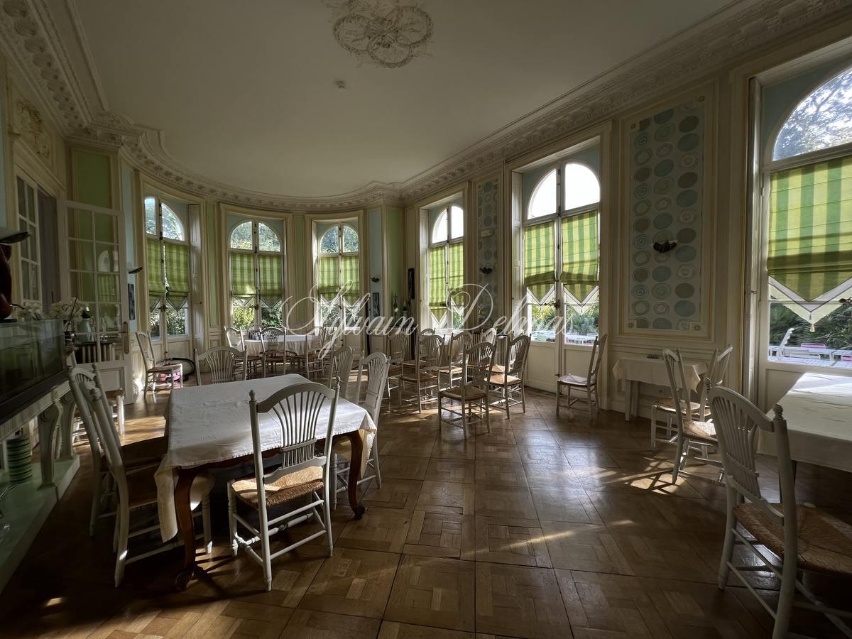 Rare hôtel particulier du XIX ème avec dépendances, 2000 M² sur un parc de 4700 m² en ville !!