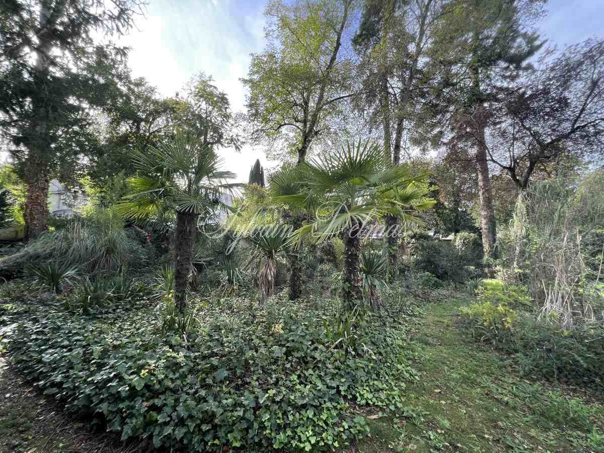 Rare hôtel particulier du XIX ème avec dépendances, 2000 M² sur un parc de 4700 m² en ville !!