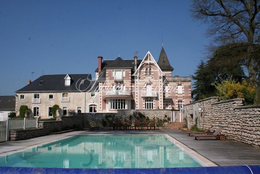 Château — CHATEAU HOTEL ENTRE TOURS ET CHATEAUROUX