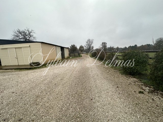 Maison provençale — Propriété équestre sur 45 hectares, maison et bâtiments