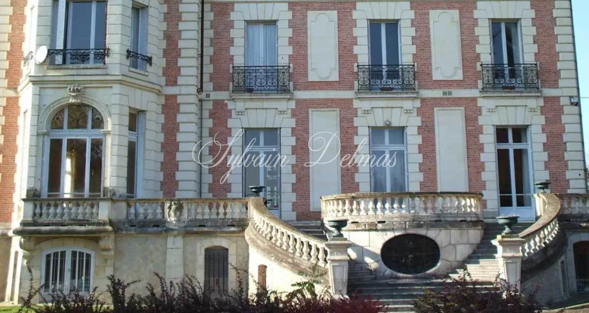 Château XIX° avec nombreux communs sur 8.1 hectares entre Le Mans et Tours