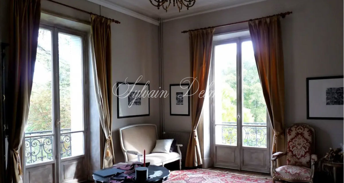Château XIX° avec nombreux communs sur 8.1 hectares entre Le Mans et Tours