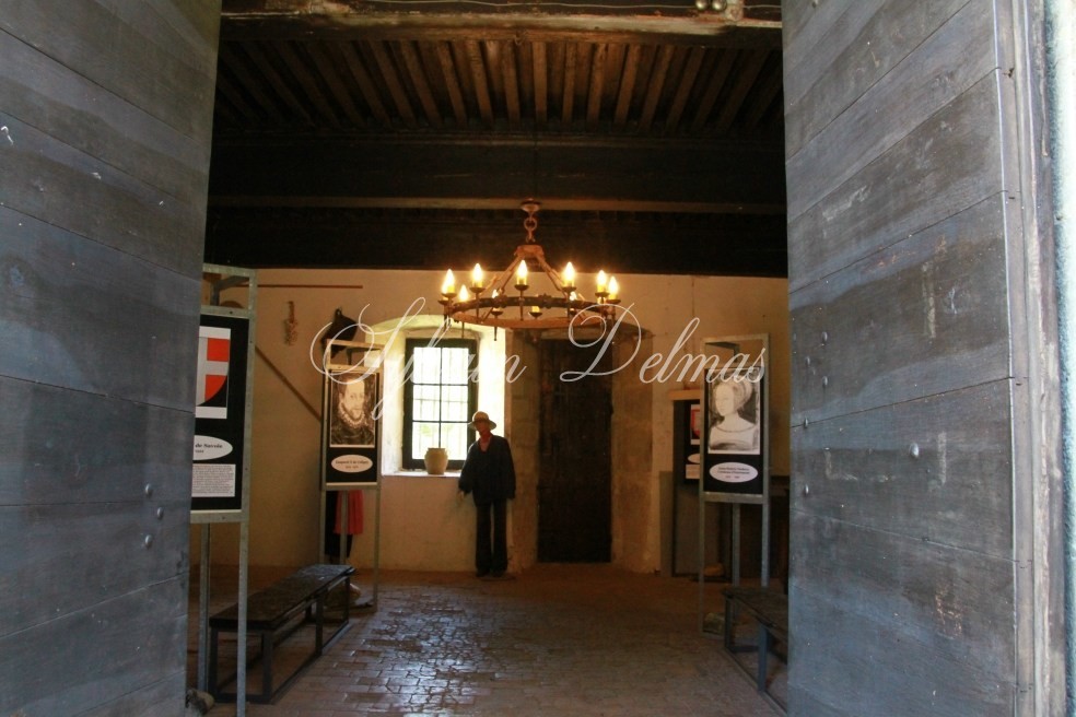 Château — Forteresse (IMH) du XIIIème siècle Totalement rénovée