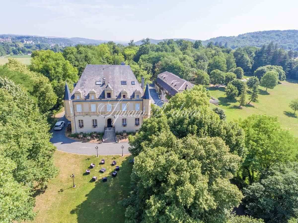 Château directoire de 42 chambres au cœur de la Dordogne