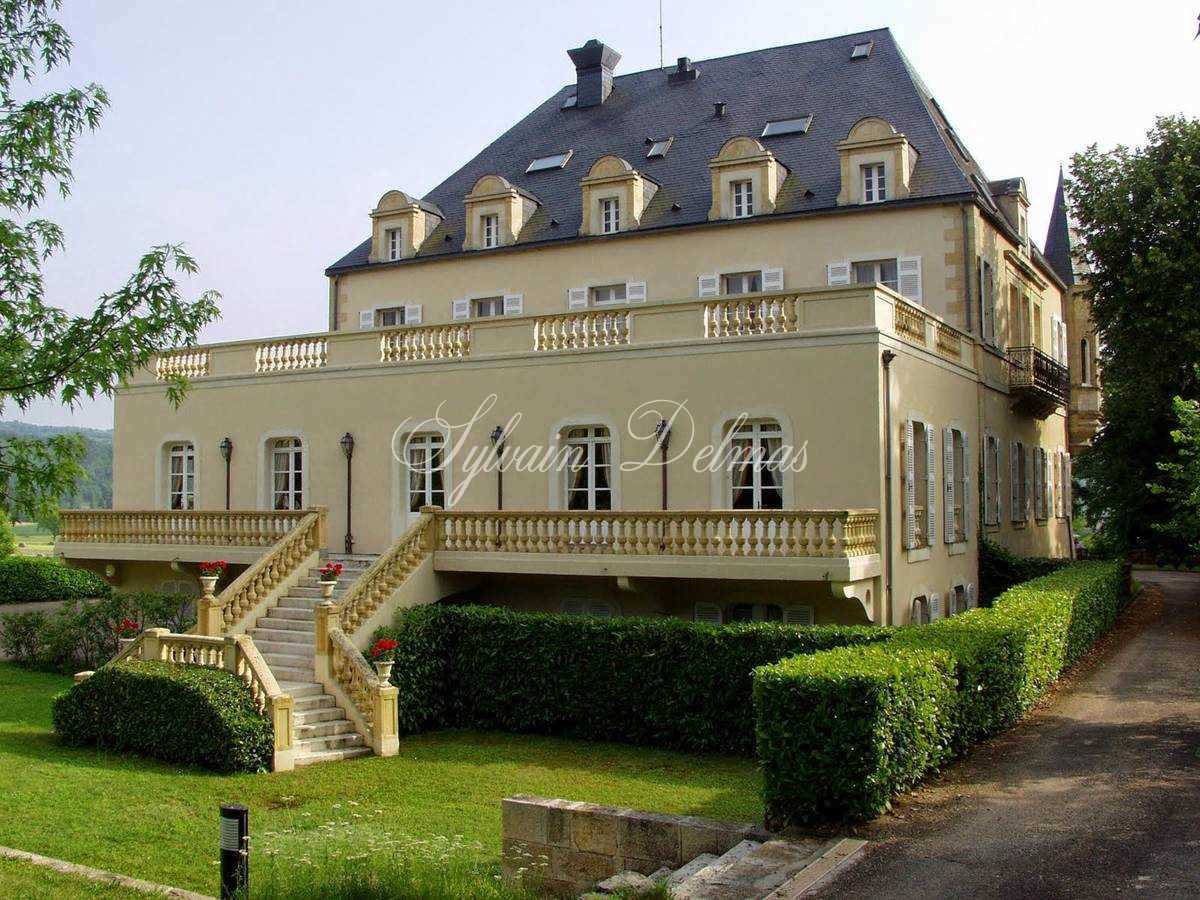 Château directoire de 42 chambres au cœur de la Dordogne