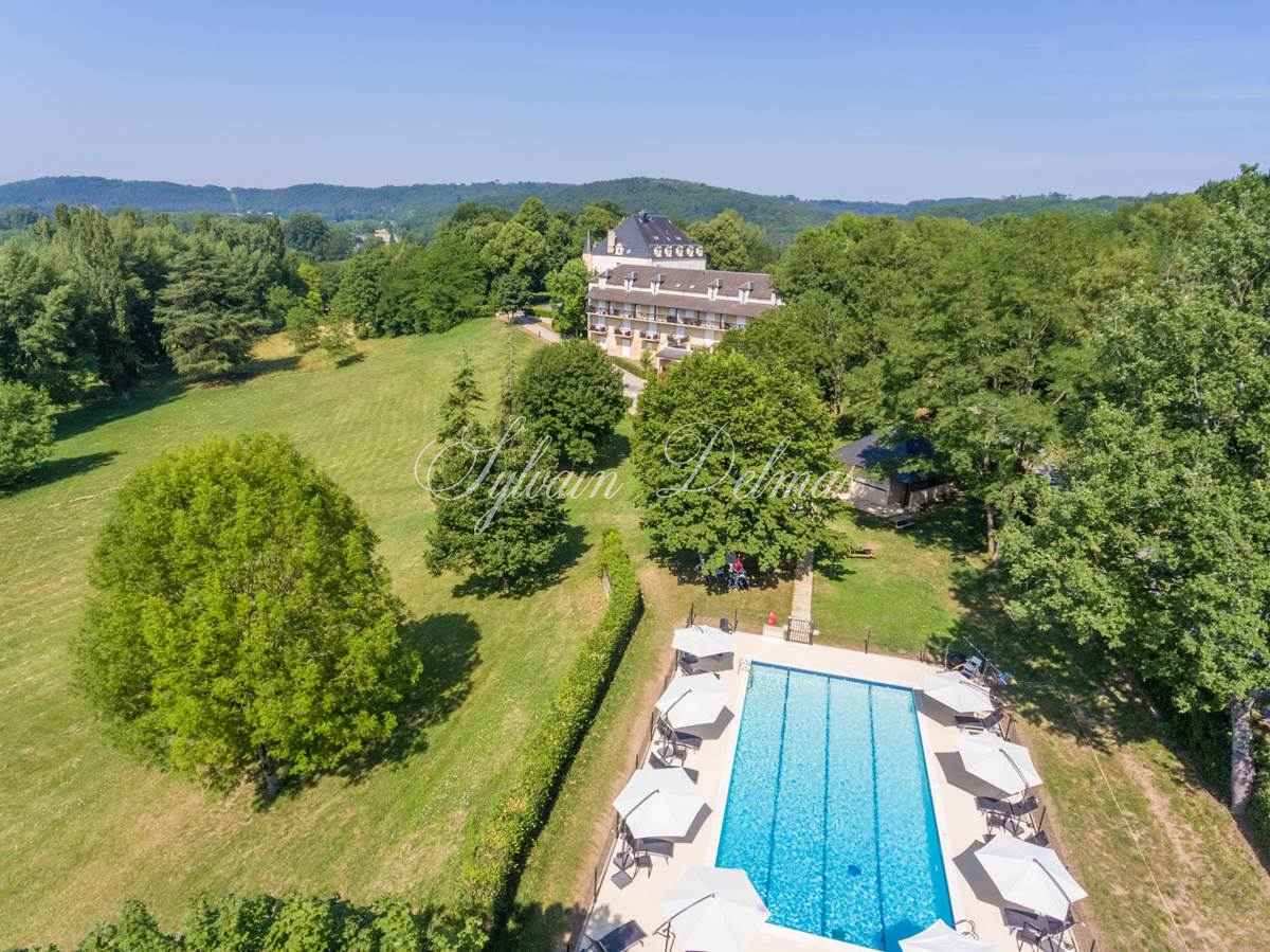 Château directoire de 42 chambres au cœur de la Dordogne