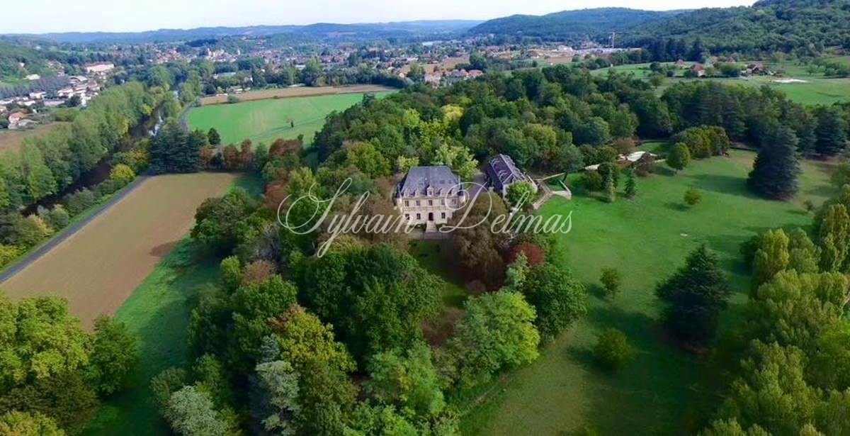 Château directoire de 42 chambres au cœur de la Dordogne