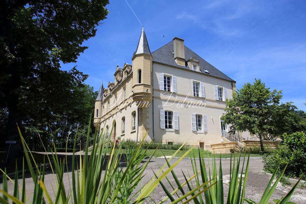 Château directoire de 42 chambres au cœur de la Dordogne