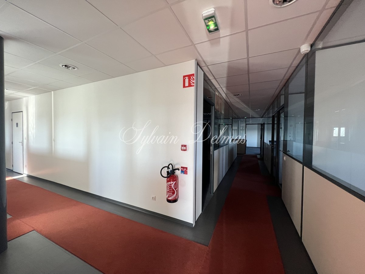 OPPORTUNITE Locaux bureaux et stockage TOURS, 3500 M², terrain 5000 M², Parking 100 places EMPLACEMENT N°1