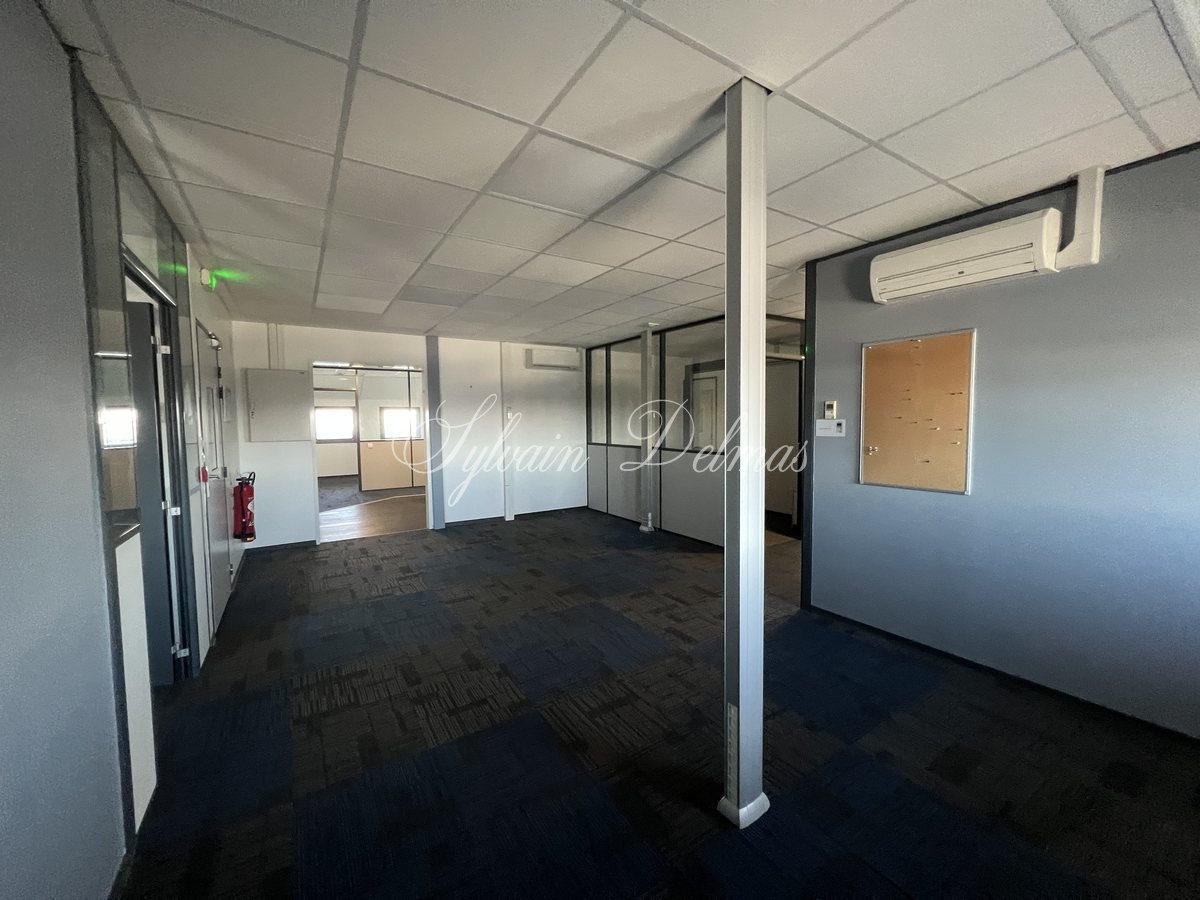 OPPORTUNITE Locaux bureaux et stockage TOURS, 3500 M², terrain 5000 M², Parking 100 places EMPLACEMENT N°1