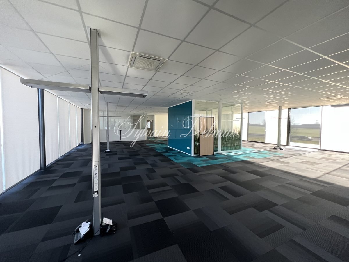 OPPORTUNITE Locaux bureaux et stockage TOURS, 3500 M², terrain 5000 M², Parking 100 places EMPLACEMENT N°1