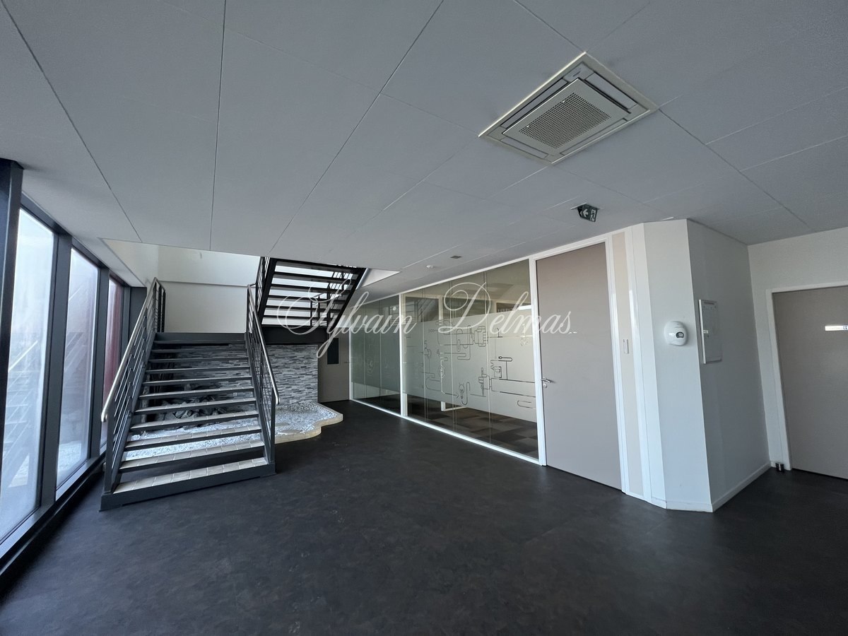 OPPORTUNITE Locaux bureaux et stockage TOURS, 3500 M², terrain 5000 M², Parking 100 places EMPLACEMENT N°1
