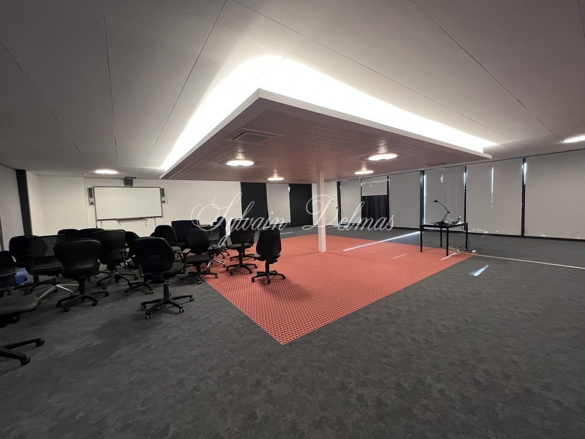 OPPORTUNITE Locaux bureaux et stockage TOURS, 3500 M², terrain 5000 M², Parking 100 places EMPLACEMENT N°1