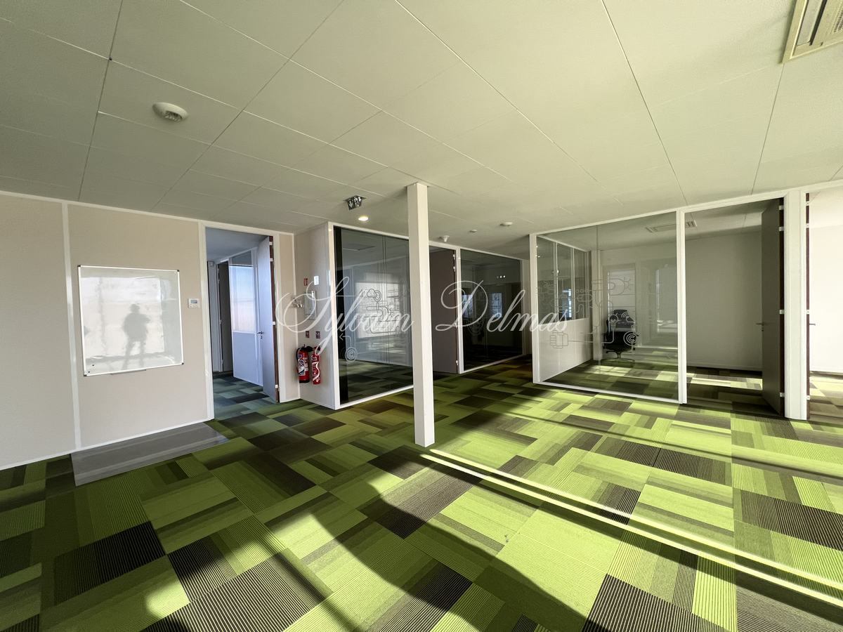 OPPORTUNITE Locaux bureaux et stockage TOURS, 3500 M², terrain 5000 M², Parking 100 places EMPLACEMENT N°1