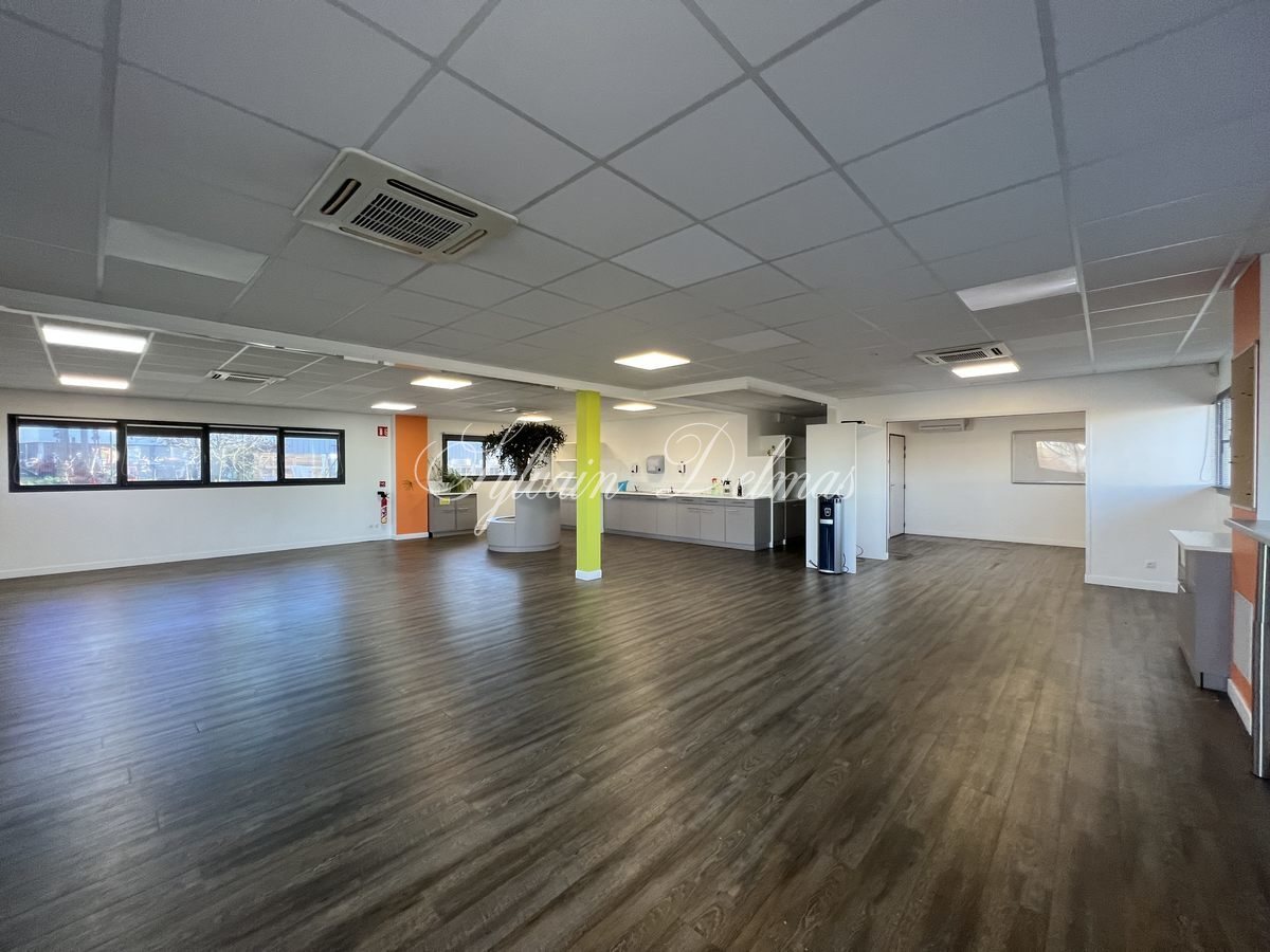 OPPORTUNITE Locaux bureaux et stockage TOURS, 3500 M², terrain 5000 M², Parking 100 places EMPLACEMENT N°1
