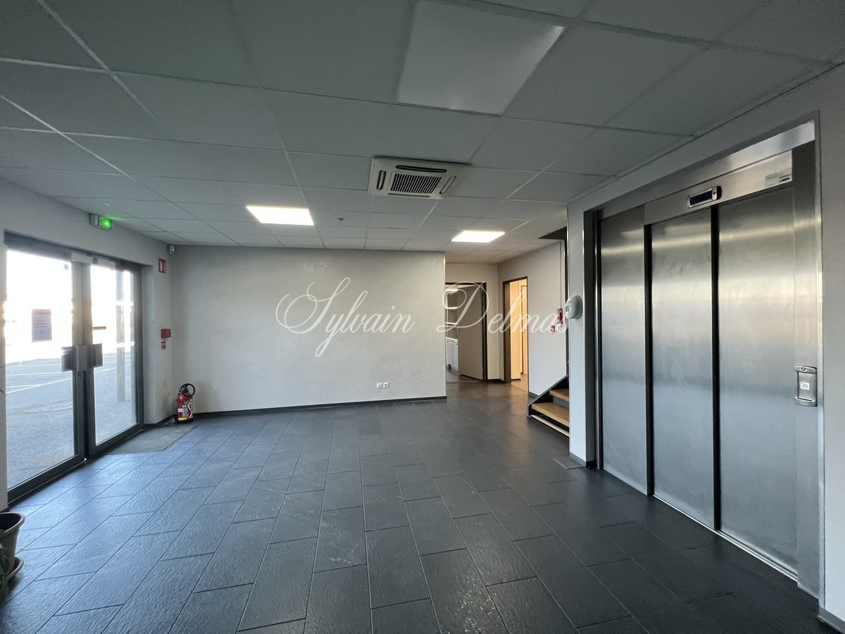 OPPORTUNITE Locaux bureaux et stockage TOURS, 3500 M², terrain 5000 M², Parking 100 places EMPLACEMENT N°1